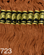 Cargar imagen en el visor de la galería, Hilo Vela Para Bordar Arco IRIS 1 Madeja con 8m